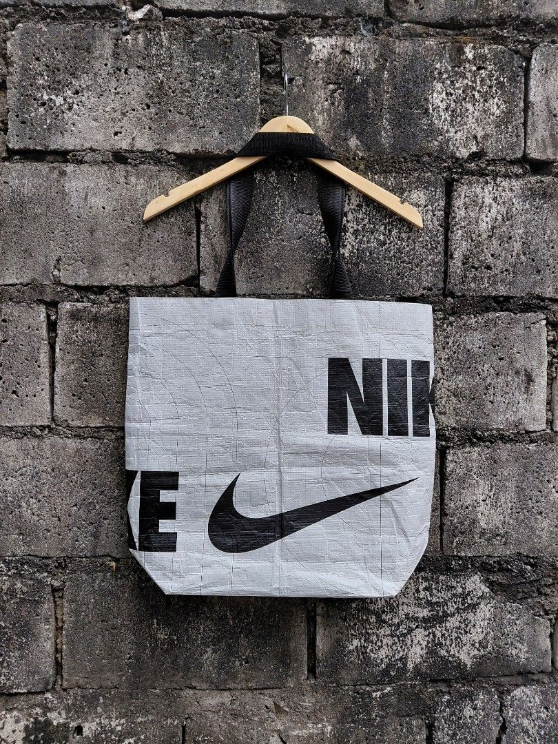 Nike bag for ukqy or another stff (Category: Belt bags, Clutches and Pouches) located in Angeles City. Submitted by badillajel81176 (Listing ID 1415886285, Image 1). Description: Wts-Nike Bag for ukay or staff 💢Issue-no issue ✨ Condition: 8/10 🟦 Color Rate: 8/10 📍 Pampanga Angeles City 📦 Shipping available nationwide.