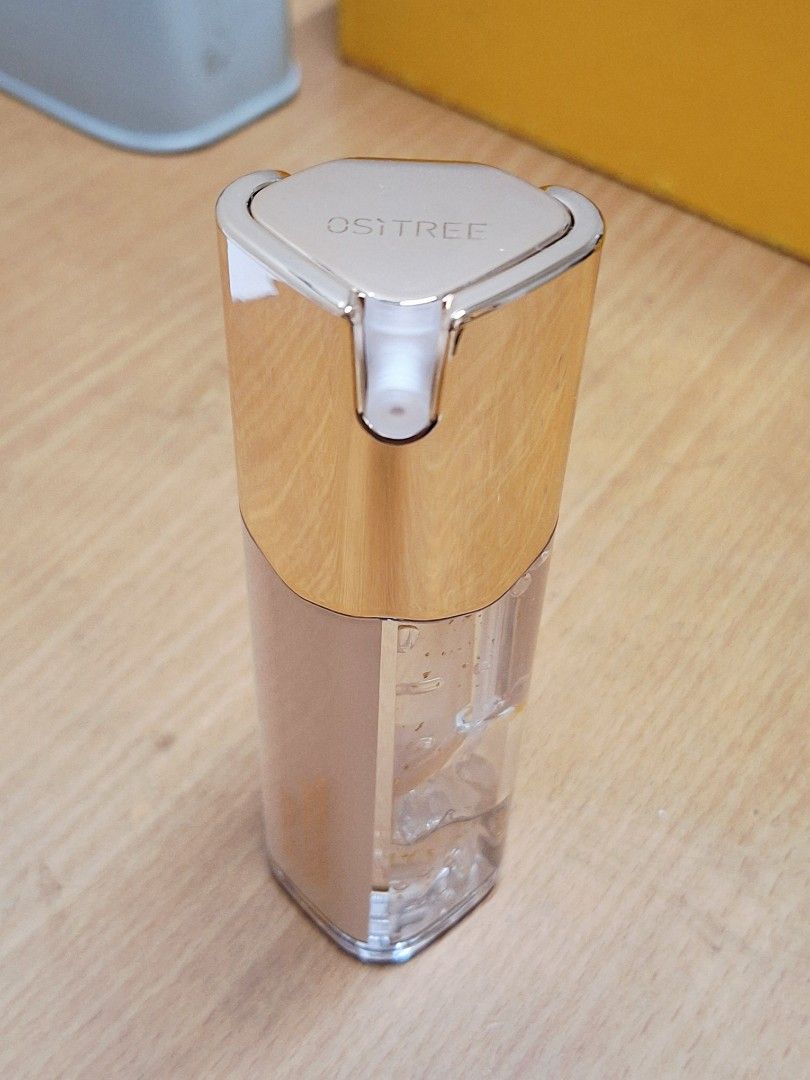 OSTREE 24K Gold Essence Liquid Foundation (Category: Makeup) located in Makati City. Submitted by rory88 (Listing ID 1415950095, Image 3). Description: - OSTREE 24K Gold Essence Foundation - Contains visible gold flakes - Features a white pump.