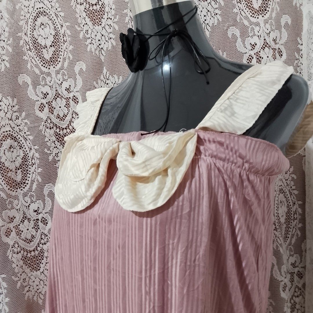 pink white coquette top (Category: Sleeveless) located in Botolan. Submitted by fleuresa (Listing ID 1415933100, Image 2). Description: xs - smal.