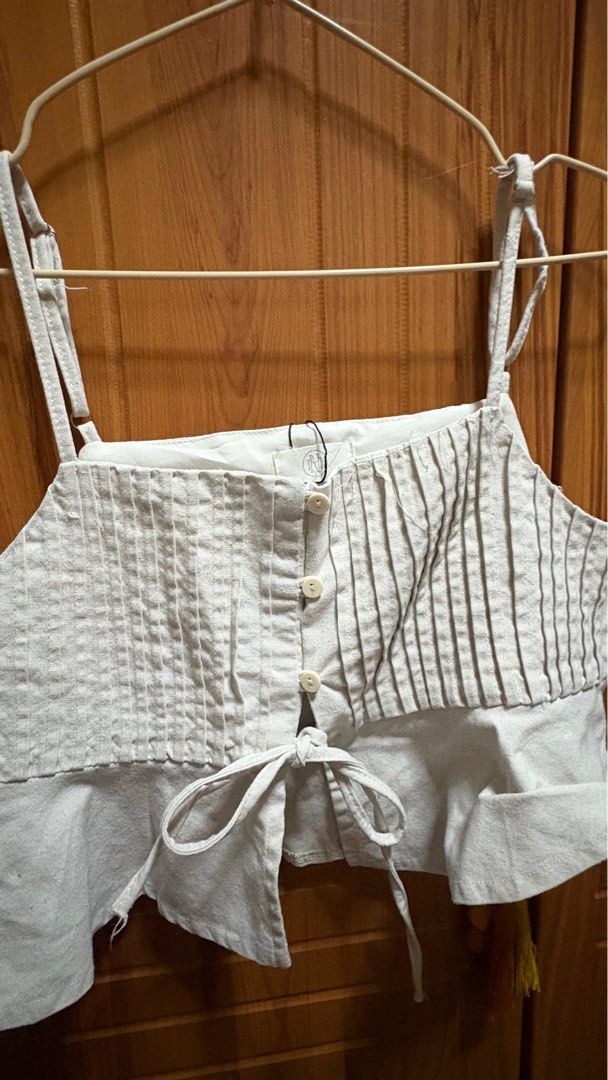 Pleated linen two top shirt (Category: Sleeveless) located in Cainta. Submitted by pillowsdecluttering (Listing ID 1415979299, Image 2). Description: .
