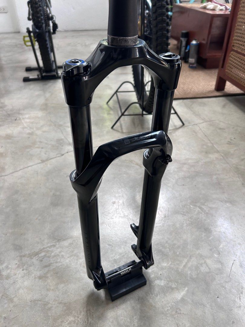 ROCKSHOX JUDY TK 27 SB 120 FORK (Category: Bicycles) located in Angono. Submitted by greentagph (Listing ID 1415867530, Image 2). Description: - RockShox Judy TK 27 SB 120 fork - Black color - New, in original packaging - Made in Taiwan - Item number: 00.4020.555.001.
