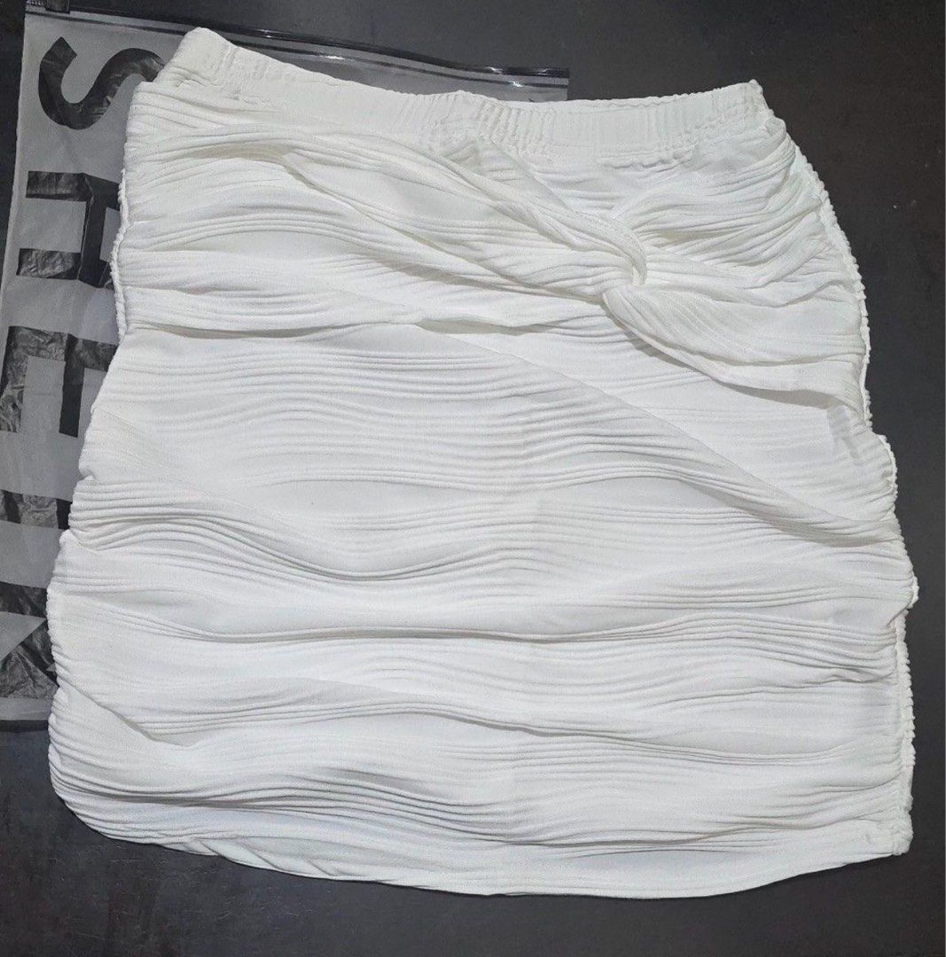 SHEIN Beach Mini Skirt Cover-up (Category: Skirts) located in Quezon City. Submitted by chinken__ (Listing ID 1415998360, Image 3). Description: Shein bag not included already! I haven’t used this just fitted once Perfect for beach cover-ups.