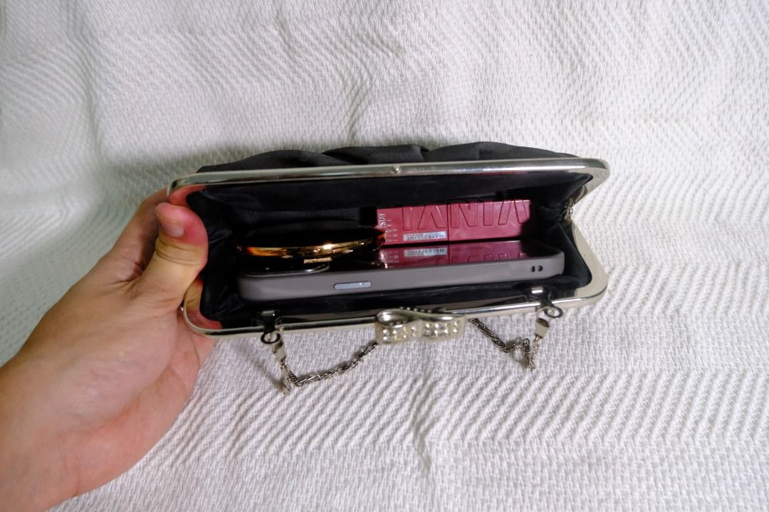 Sparkly Black Fashion Bag (Category: Clutches) located in Bacoor. Submitted by ArielJr17 (Listing ID 1415999989, Image 3). Description: - Elegant black clutch with sparkly finish - Silver-toned clasp with bow detail - Includes delicate chain strap - Spacious black interior - Fits phone, lipstick, and compact - Perfect for evening events and special occasions Meet ups on nearby areas. Open for shipping (payment first).
