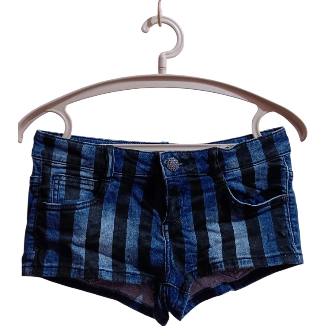 Striped midwaist Denim Shorts (Category: Shorts) located in Taguig. Submitted by RetroStella (Listing ID 1415988426, Image 1). Description: Midwaist.