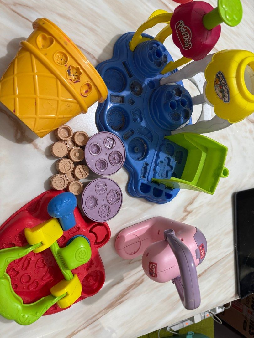 TAKE ALL SA PIC Play-Doh Sweet Shoppe Set (Category: Kids Toys) located in Manila. Submitted by mitchmacy (Listing ID 1415894196, Image 2). Description: take all lahat ng clay molders na nasa pic wala na accessories yung malaking playdoh naiwan na sa house ng parents ko. -what you see is what you get.