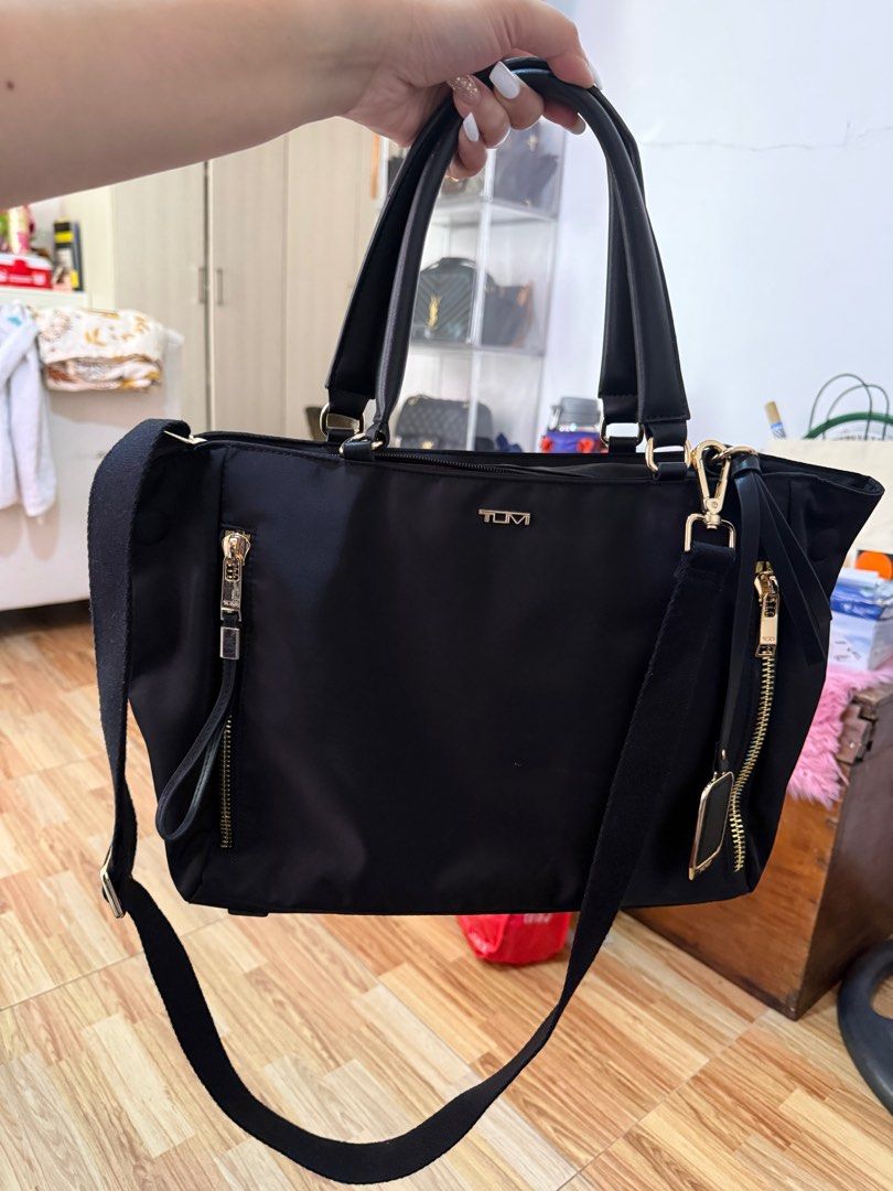 Tumi Tote Bag (Category: Luxury Bags & Wallets) located in Makati City. Submitted by belaaaaayyy (Listing ID 1415835205, Image 2). Description: - Tumi tote bag - Spacious interior - Multiple pockets for organization - Light beige interior lining - Zipper closure - Gold-toned zipper pull - Tumi logo inside.
