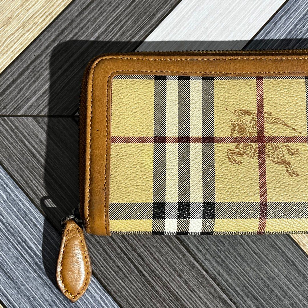 Vintage Burberry Long Wallet (Category: Luxury Bags & Wallets) located in Daraga. Submitted by th3cliquejunks (Listing ID 1415920105, Image 2). Description: Vintage Burberry Long Wallet - Authentic Condition: 9.5/10 Issue: See last pic, need patahi para makabit ulit 2,000 Dm.