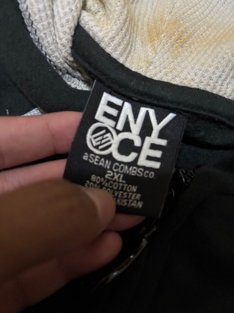 Vintage enyce hoodie (Category: Coats, Jackets and Outerwear) located in San Fernando. Submitted by diff.thr1ft (Listing ID 1415977807, Image 2). Description: - Vintage Enyce Hoodie - Black color - Size: XL - Zip-up style - Features Enyce logo - Classic design.