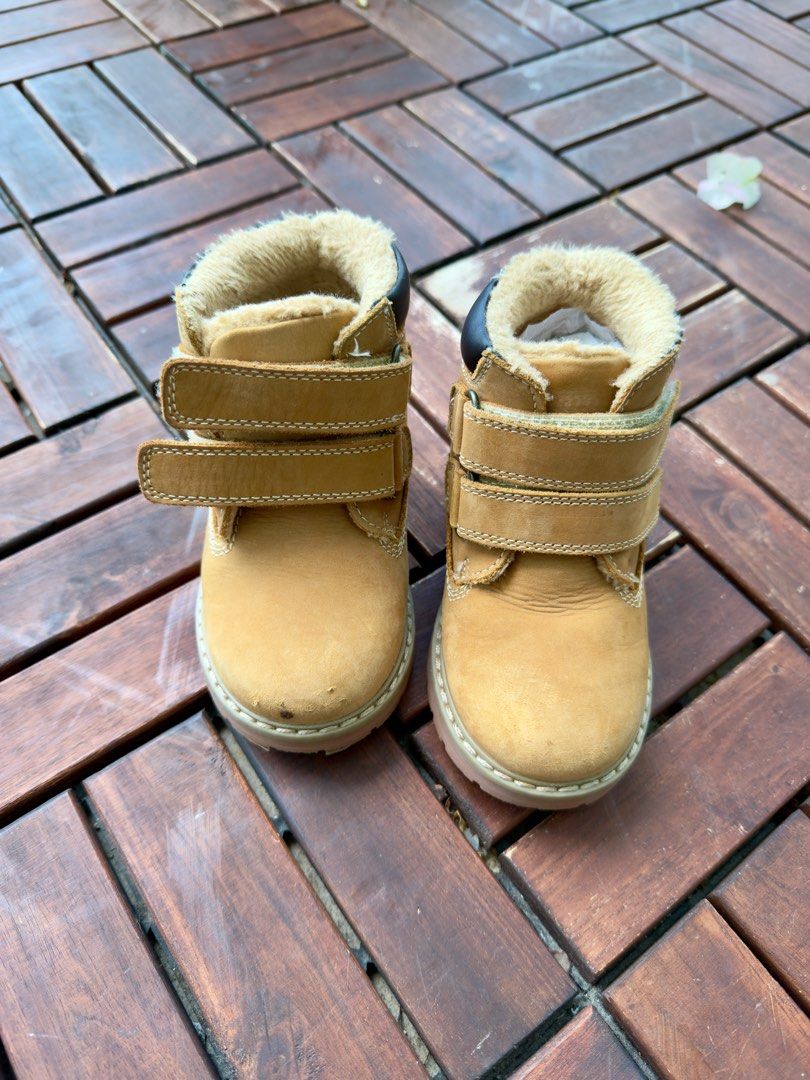 Winter Boots (Category: Babies & Kids Fashion) located in Singapore. Submitted by khaacaa (Listing ID 1415856424, Image 1). Description: Winter boots. Used only for a week during last Christmas Holiday. Size EU 24 🏷️ 10$ 📍228490.