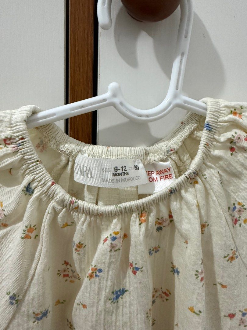 Zara Floral Romper 9-12 Months (Category: Babies & Kids Fashion) located in Cavite. Submitted by cynth25 (Listing ID 1415989073, Image 2). Description: - Zara baby romper - Adorable floral print - Short, puffy sleeves - Round neckline - Comfortable gathered waist - Snap closures for easy changes - Size: 9-12 months - Made in Morocco.