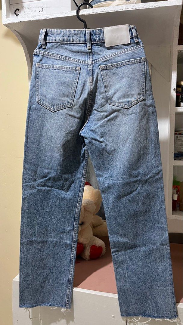 Zara Raw Hem Jeans (Category: Jeans) located in Muntinlupa City. Submitted by clought (Listing ID 1415933745, Image 2). Description: - Zara denim jeans - Light wash - Size XS on tag - Button closure - Fits 24-25 waistline.