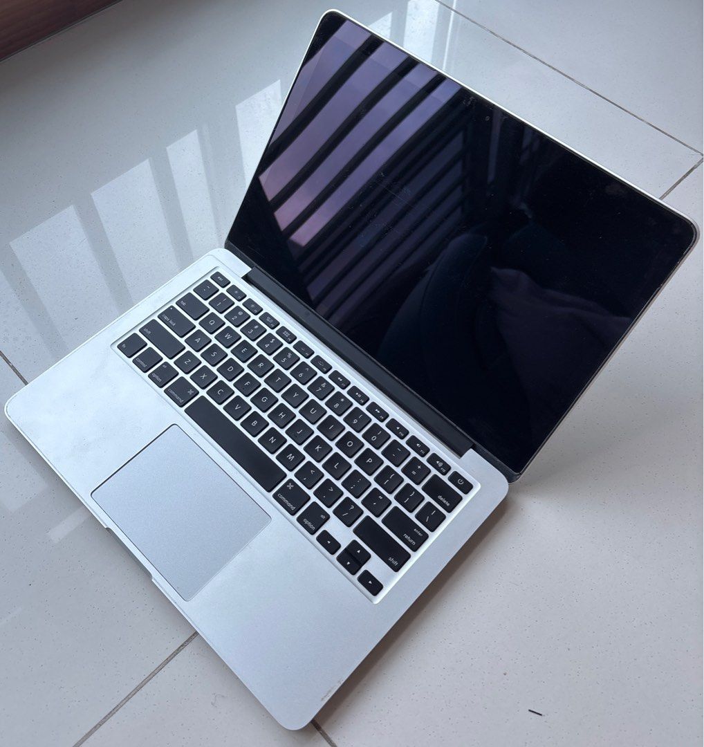 Apple MacBook Pro  (read description)