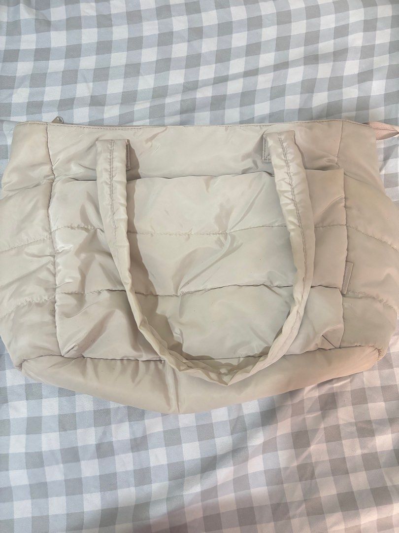 BAGSMART Padded Tote Bag (Category: Tote Bags) located in Manila. Submitted by shaievan (Listing ID 1416049333, Image 2). Description: - BAGSMART tote bag, ideal for daily use. - Padded design for comfort. - Spacious interior with multiple compartments. - Holds up to 8.3L. - Fits a 13.1" laptop. - Convenient top handle. - Front pocket for easy access. - Made of light-colored, quilted material..