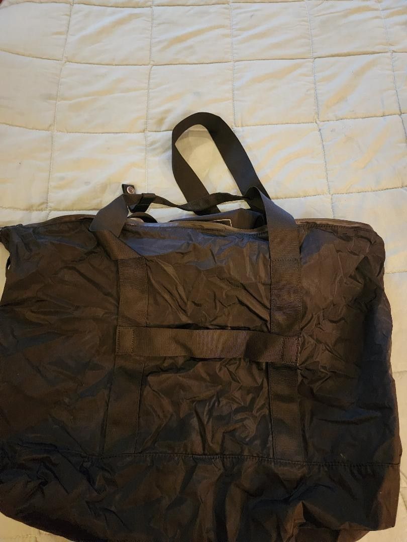 Lululemon Black Duffle Bag with Handles (Category: Luxury Bags & Wallets) located in Pasay City. Submitted by 22spc (Listing ID 1416191262, Image 2). Description: Brand new.