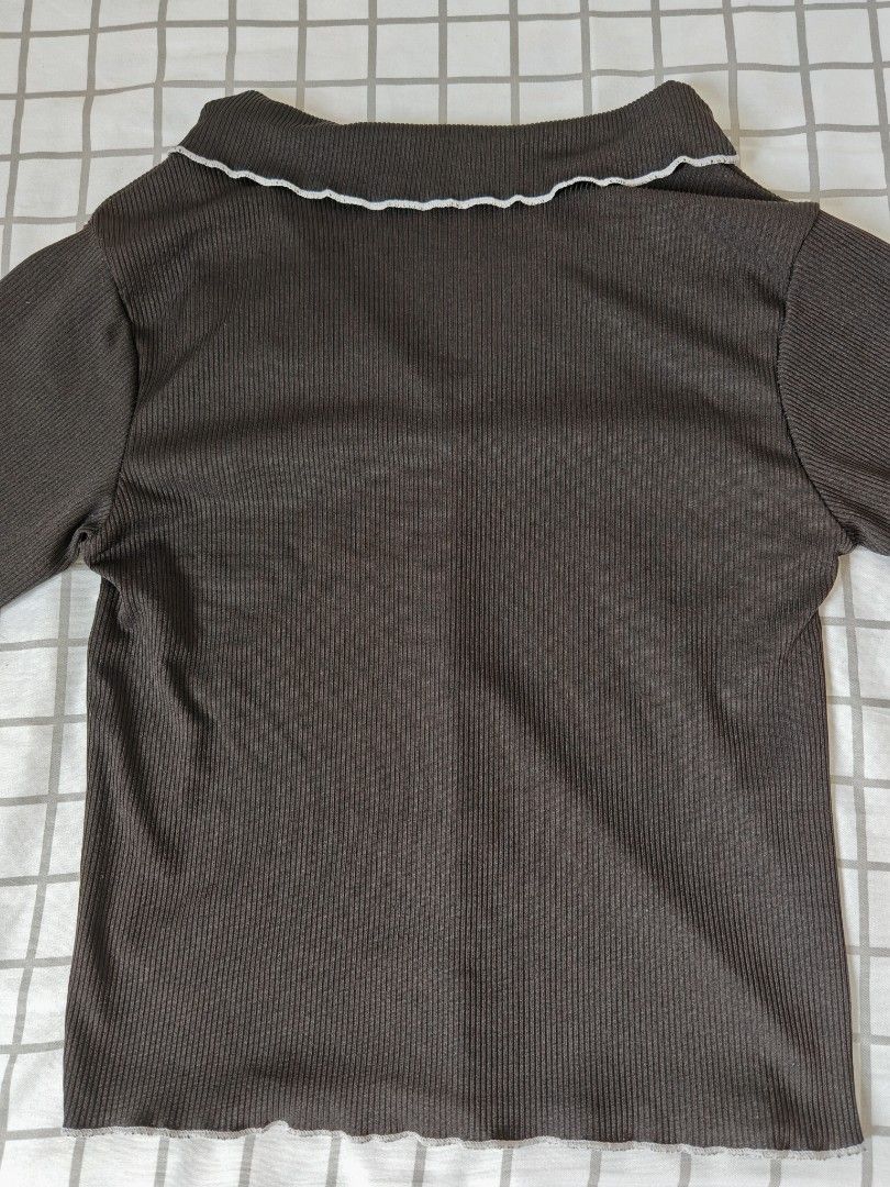Black Long Sleeve Top with White Trim (Category: Longsleeves) located in San Pedro. Submitted by bangs_oreo (Listing ID 1416072126, Image 3). Description: - Size: Small - Sleeve: 48.5cm - Length: 44.2cm - Shoulder to shoulder: 33.5cm - Chest: 33cm - Hem: 31.4cm 𑣲 Actual color may slightly vary due to lighting and screen settings. ☆ Please note: The price of this item is fixed and non-negotiable. Thank you for your understanding. ☆ This is a prel