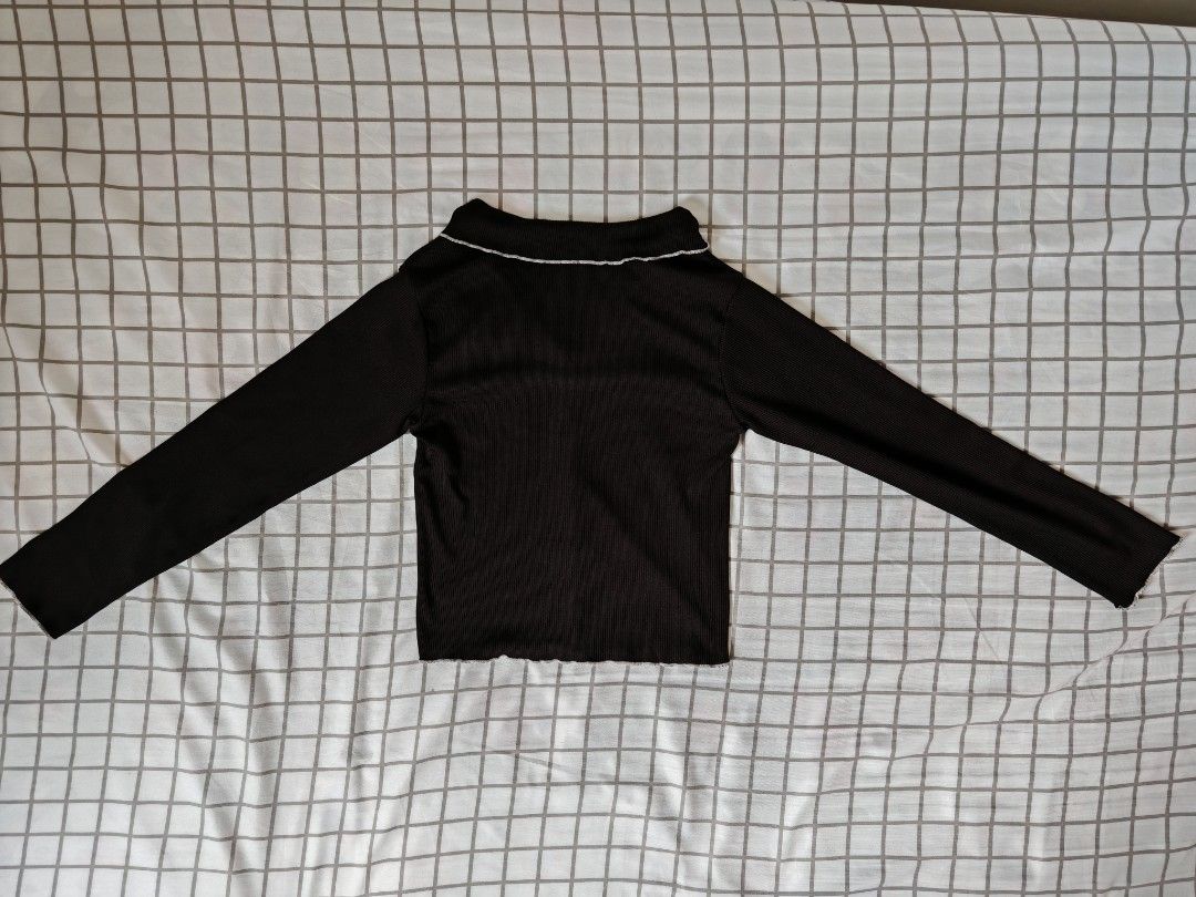 Black Long Sleeve Top with White Trim (Category: Longsleeves) located in San Pedro. Submitted by bangs_oreo (Listing ID 1416072126, Image 2). Description: - Size: Small - Sleeve: 48.5cm - Length: 44.2cm - Shoulder to shoulder: 33.5cm - Chest: 33cm - Hem: 31.4cm 𑣲 Actual color may slightly vary due to lighting and screen settings. ☆ Please note: The price of this item is fixed and non-negotiable. Thank you for your understanding. ☆ This is a prel