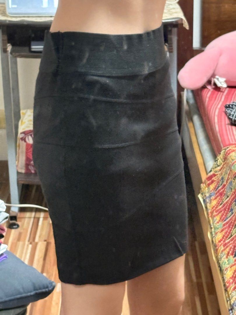 Black Pencil Skirt - XS (Category: Skirts) located in Quezon City. Submitted by yujinify (Listing ID 1416152232, Image 2). Description: Black pencil skirt. Features a stretchy material and a fitted design. The skirt has a high waist and a knee-length hemline. It has a unique design with diagonal seams across the front. Size is XS. Perfect for a variety of occasions. It is sewn in both sides before, but can be removed by buyer if preferred. Waist 
