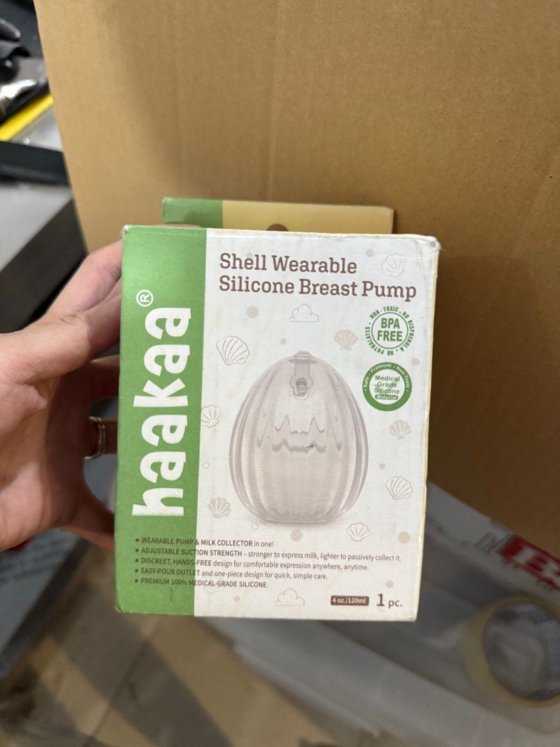 Brand new HAAKAA SHELL WEARABLE BREAST PUMP (Category: Breastfeeding & Bottle Feeding) located in Muntinlupa City. Submitted by shopbusallacloset (Listing ID 1416177162, Image 1). Description: BRAND NEW AND NEVER USED HAAKAA SHELL BREASTPUMP with COVER AND PACKAGING. .