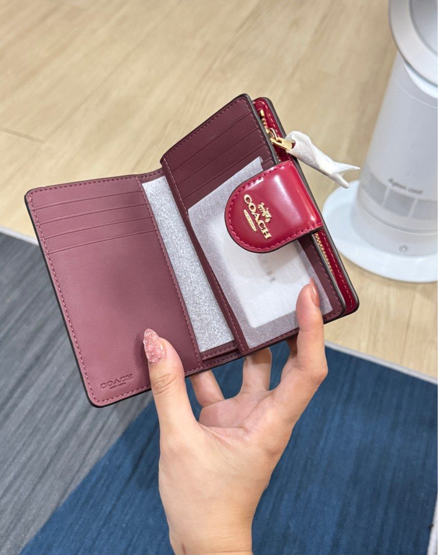 Brandnew Coach Bifold Wallet (Category: Wallets & Card holders) located in Caloocan City. Submitted by pocketstyle (Listing ID 1416023815, Image 2). Description: 100% original Money back guaranteed No inclusions thus selling low.