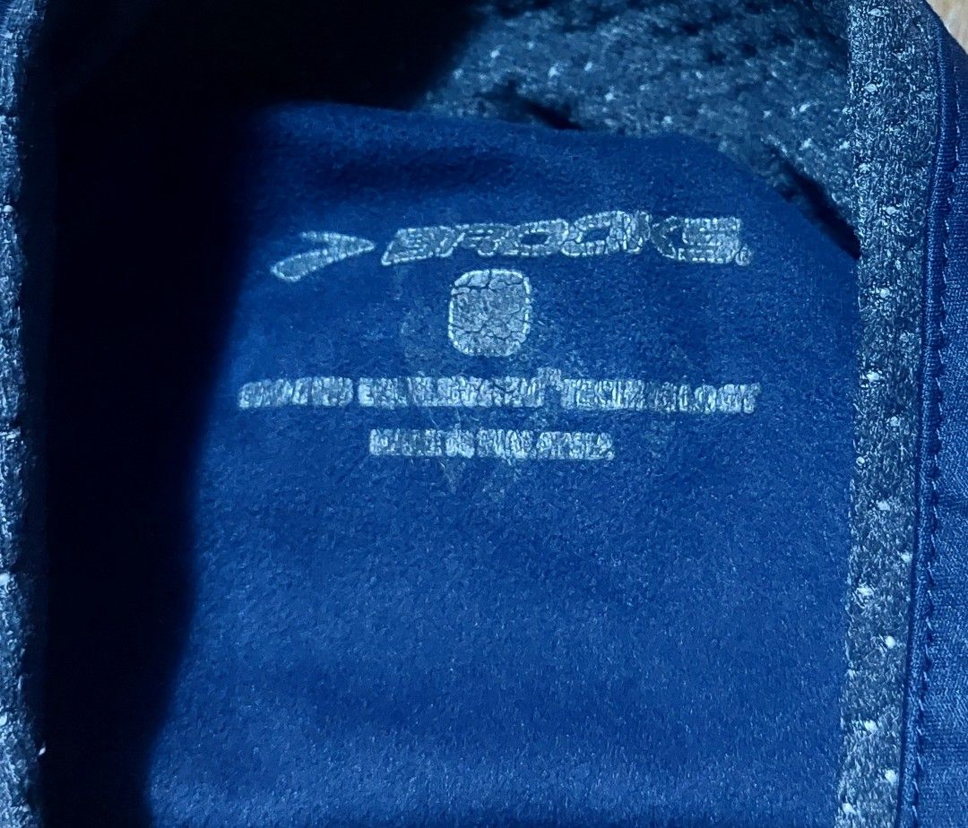 Brooks Running Halfzip (Category: Activewear) located in Baguio. Submitted by wagwagan_001 (Listing ID 1416034473, Image 2). Description: excellent medium 20.5 x 27.