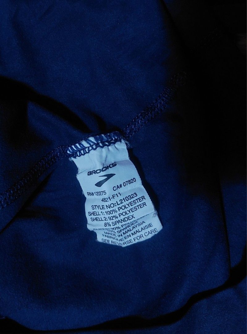 Brooks Running Halfzip (Category: Activewear) located in Baguio. Submitted by wagwagan_001 (Listing ID 1416034473, Image 3). Description: excellent medium 20.5 x 27.