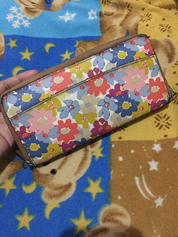 Coach wallet (Category: Luxury Bags & Wallets) located in Guagua. Submitted by Ann625 (Listing ID 1416126013, Image 2). Description: Limited edition coach floral long wallet Barely used Clean inside and out Minor sign of usage sa side, that’s why selling it very low, di halata ang sign of usage (see last photo) .