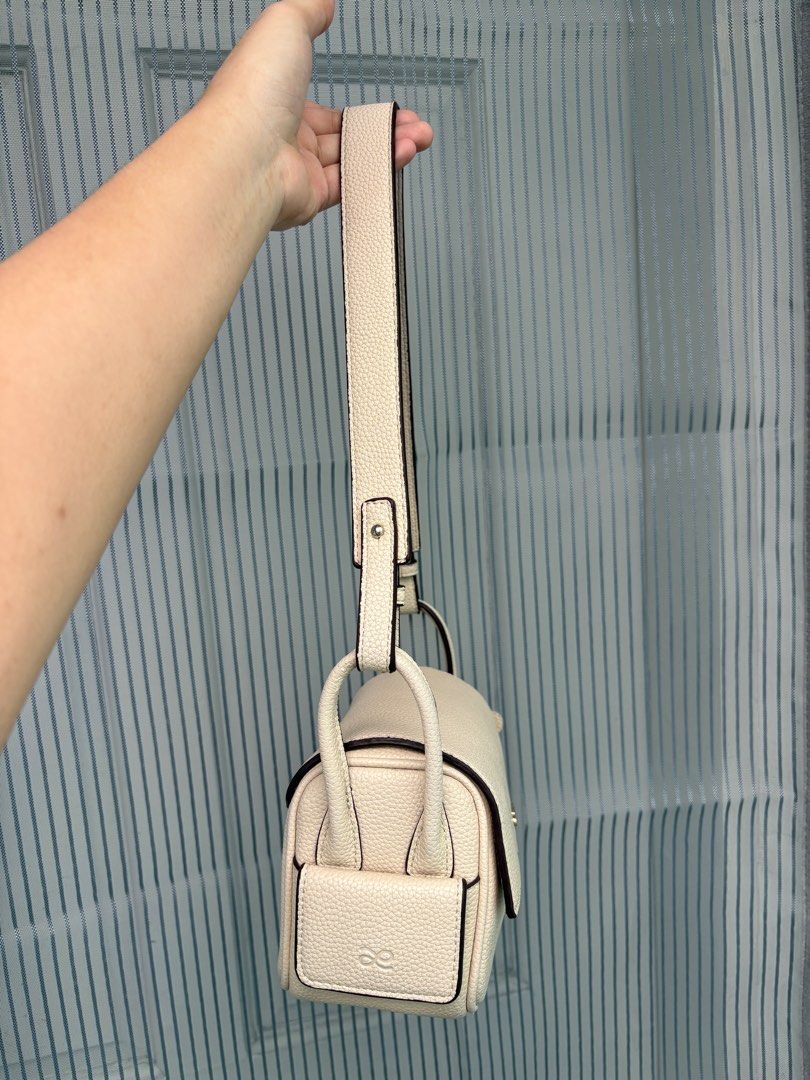 Holb treasure (Category: Cross-body Bags) located in Quezon City. Submitted by etceterass (Listing ID 1416153878, Image 3). Description: Wel used origina holb treasure in destiny color.