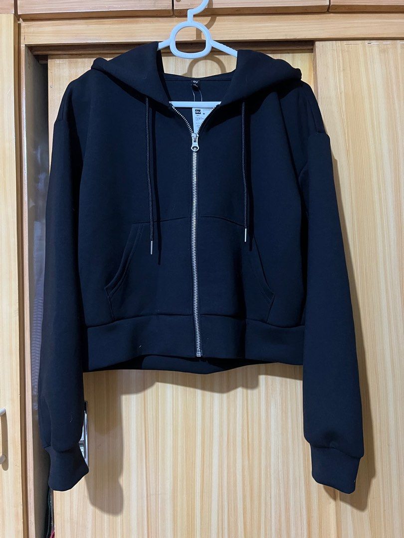GU Black Cropped Hoodie (Category: Coats, Jackets and Outerwear) located in Mandaluyong City. Submitted by declutter.rs (Listing ID 1416102551, Image 3). Description: GU Black Cropped Hoodie Size L (cause I wanted oversized) Never used, still with tag Bought in HK.