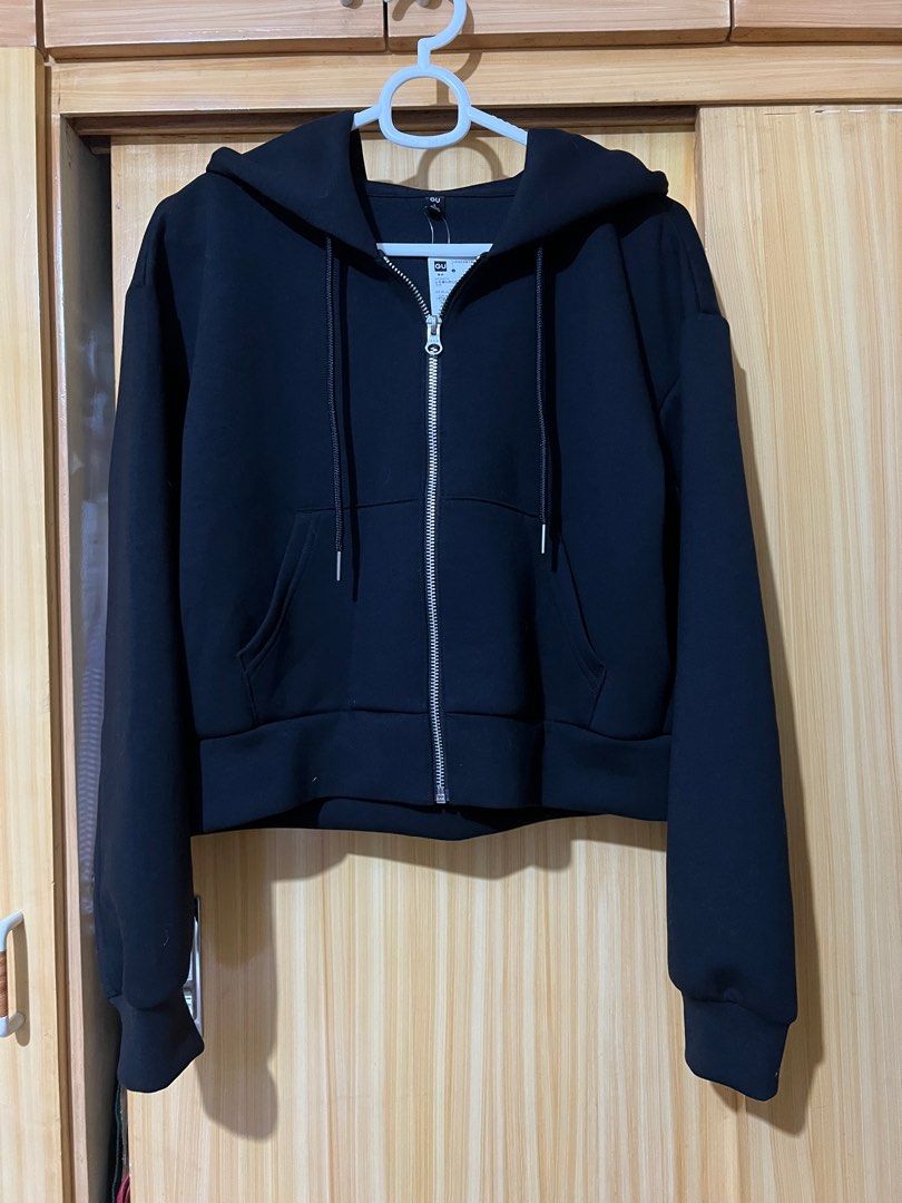 GU Black Cropped Hoodie (Category: Coats, Jackets and Outerwear) located in Mandaluyong City. Submitted by declutter.rs (Listing ID 1416102551, Image 2). Description: GU Black Cropped Hoodie Size L (cause I wanted oversized) Never used, still with tag Bought in HK.