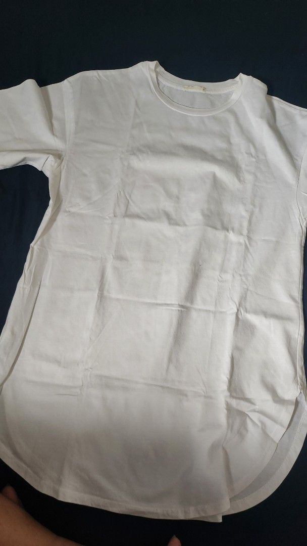 Gu shirt (Category: Shirts) located in Valenzuela. Submitted by aleecu (Listing ID 1416096671, Image 1). Description: gu white long top, medium to large fit.