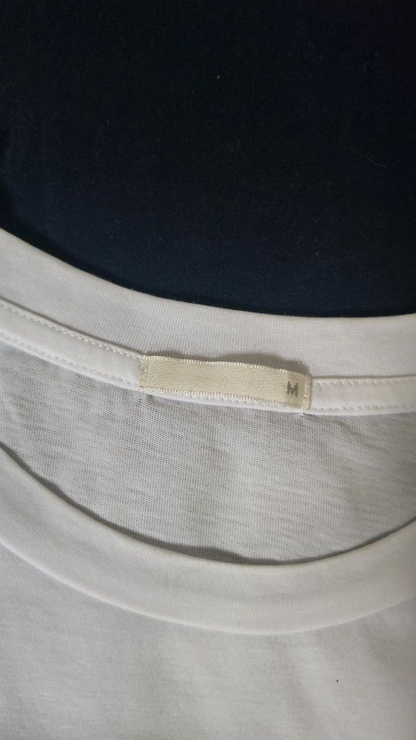 Gu shirt (Category: Shirts) located in Valenzuela. Submitted by aleecu (Listing ID 1416096671, Image 2). Description: gu white long top, medium to large fit.
