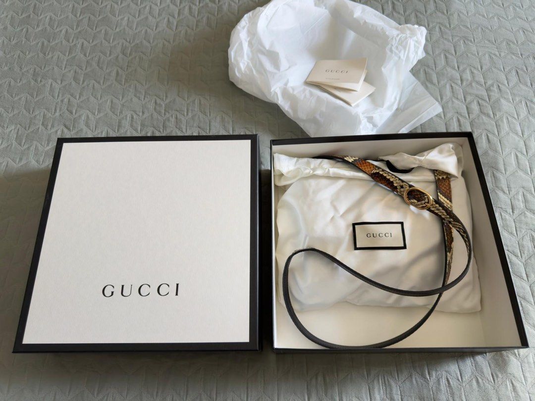 Gucci Arli Python Bag （分類：手袋及銀包）位於 Hong Kong。 由 iamhongkongppl 提交（商品編號 1416215586，圖片 2）。簡介： Authentic Gucci GG Marmont shoulder bag. Features a python exterior with a leather strap. Includes the original box, dust bag, and authenticity cards. The bag has a gold-toned double G logo on the front. 台灣限量蛇皮手袋，全台灣一個。