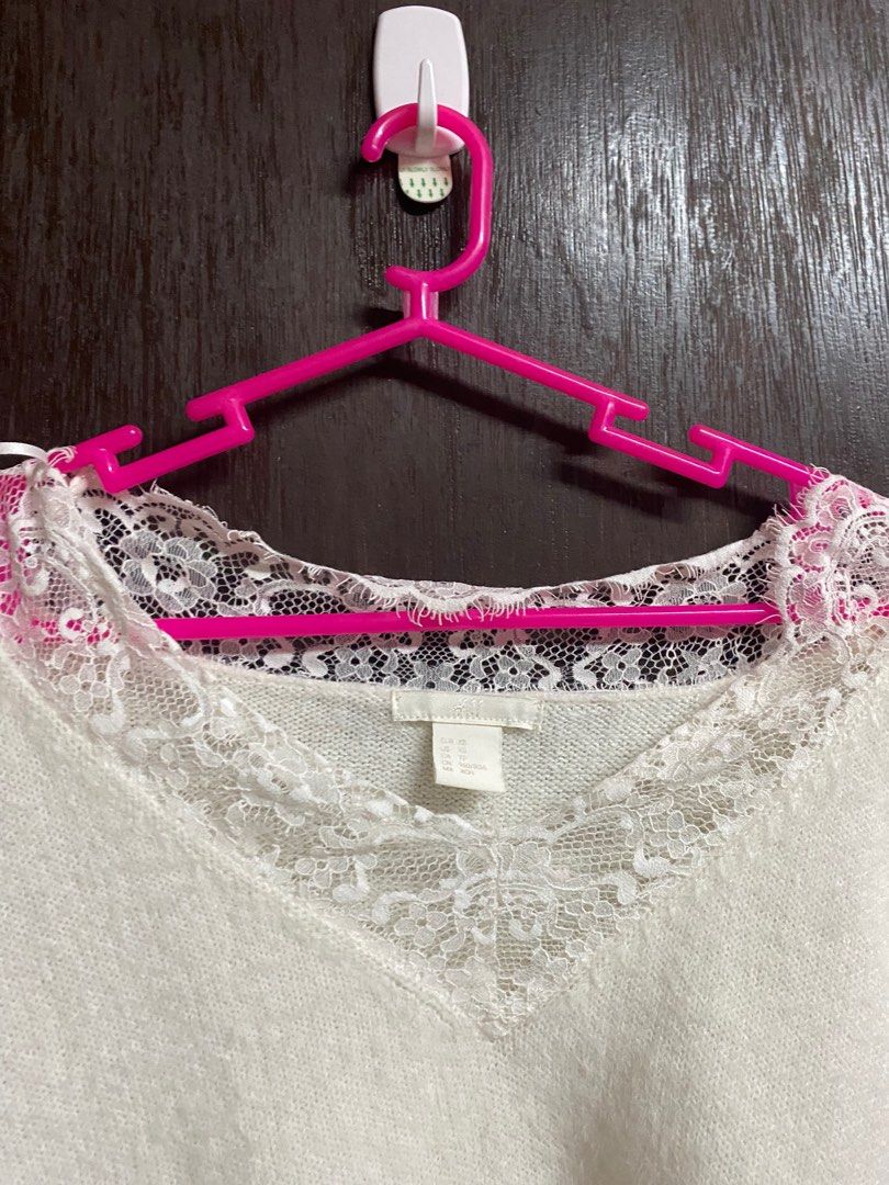 H&M White Lace Trim Sweater (Category: Longsleeves) located in Taguig. Submitted by allyjavierv (Listing ID 1416107312, Image 2). Description: - H&M sweater - White color - Lace trim neckline - V-neck design - Long sleeves - Soft, fuzzy material.