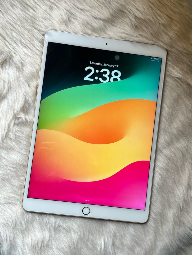 Ipad Pro 2017 ( 10.5”) 256GB (Category: iPad) located in Manila. Submitted by rein_on_me (Listing ID 1415538644, Image 1). Description: IPad Pro 10.5 inch 256 gb Wifi Fingerprint/Truetone working Camera working back and front Fingerprint working Minimal Signs of Usage Check all you want Included: Charger, cable, stylus pen, and cases. Rfs: Need mag-upgrade.