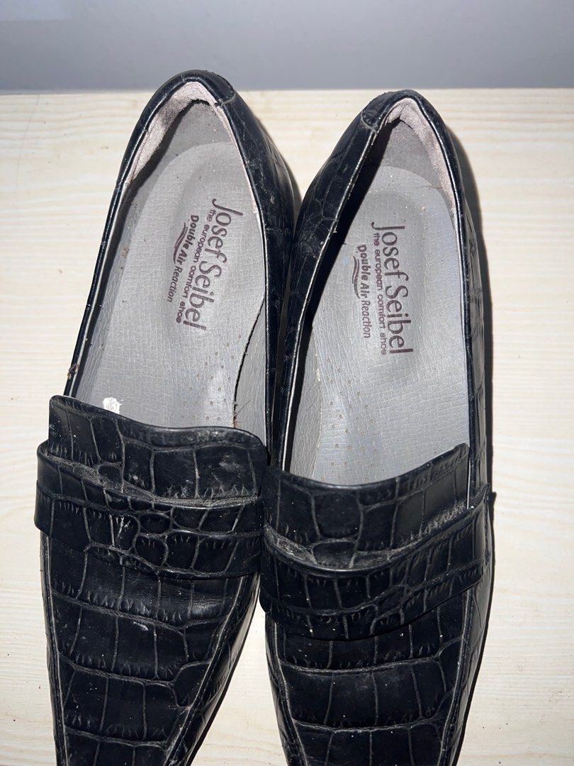 Josef Seibel Pointed Kitten Heels Black (Category: Heels) located in Quezon City. Submitted by adewaide (Listing ID 1416152756, Image 2). Description: Josef Seibel Pointed Kitten Heels Black size 37 on tag VERY NARROW FIT!! office siren vibes best fit 37 below narrow yung toebox, 25cm NEEDS CLEANING.