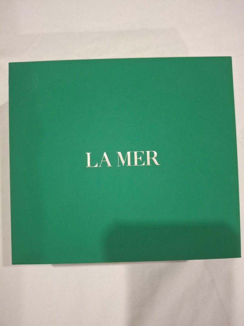 La Mer The Lip Balm 9g (Category: Face Care) located in Manila. Submitted by mamanilala (Listing ID 1416093346, Image 3). Description: La Mer The Lip Balm 9g Brand New, with box SRP PHP 3950 This velveteen balm with a hint of mint calms, restores and conditions, transforming lips with the most tender touch. Instantly helping to soften dryness, this emollient treatment nourishes, restores and strengthens the natural moisture barrier to help preven