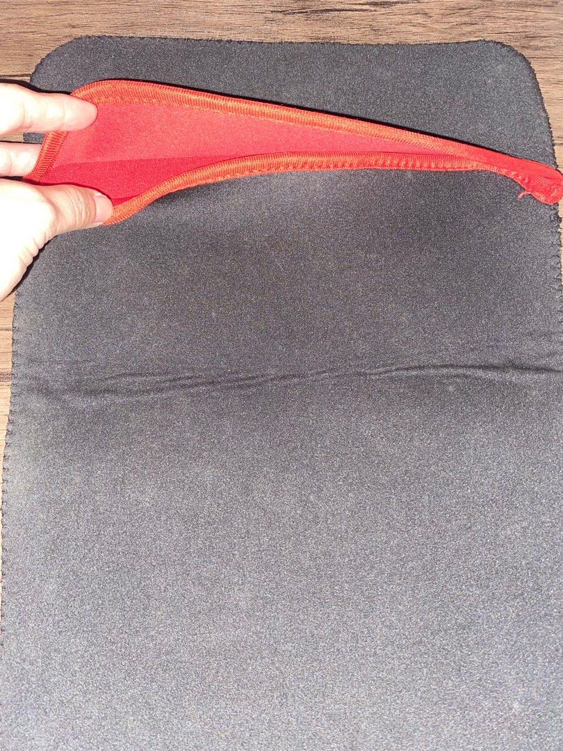Laptop Sleeve Case Bag Cover (Category: Laptop Bags & Sleeves) located in Pasig City. Submitted by fashion.for.less (Listing ID 1416126878, Image 3). Description: RFS: decluttering bcos its New Year! (2026) Can fit 14" inches laptop like HP Elitebook. Purchased in 2021..