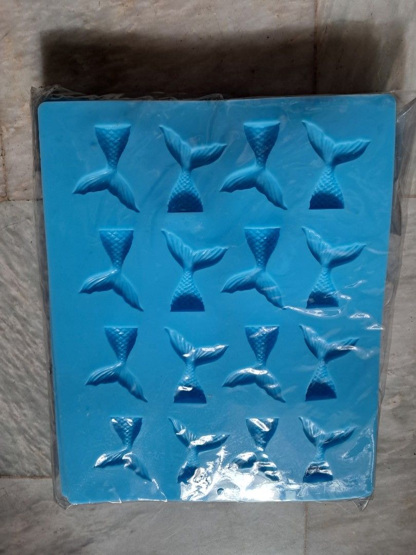 Silicone baking molds (Category: Cookware & Accessories) located in Quezon City. Submitted by kate_168 (Listing ID 1416079474, Image 1). Description: Unused and only stored P350 for all 6 MOP: Gcash or Cash upon in-person pick-up Delivery: c/o buyer Location: Quezon City.