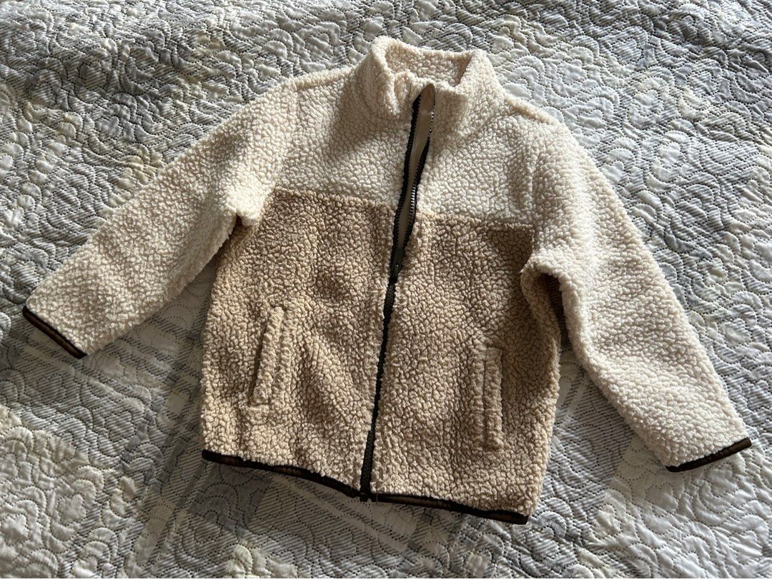 Old Navy Fleece Kids Jacket - Size 4T (Category: Babies & Kids Fashion) located in Mandaluyong City. Submitted by zoecabrera (Listing ID 1416083348, Image 3). Description: - Old Navy fleece jacket - Size: 4T - Colors: Cream and beige - Features: Full zipper, two front pockets - Made in Vietnam.