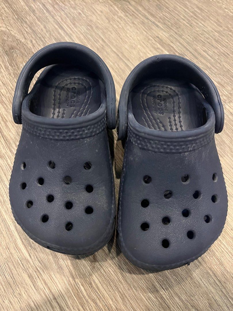 Original Crocs Classic Clogs - Navy Blue - Size C5 (Category: Babies & Kids Fashion) located in Pasig City. Submitted by jackiedla (Listing ID 1416213114, Image 1). Description: - Navy blue Crocs Classic clogs - Size: C5 - Classic Crocs design with ventilation holes - Crocs logo and size information on soles - Perfect for kids.