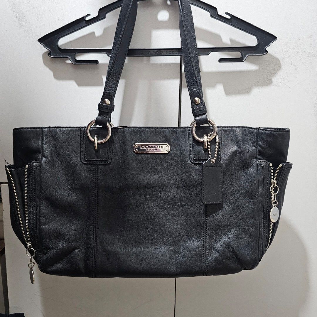 Original Vintage Coach Leather Gallery Tote (Category: Shoulder Bags) located in Makati City. Submitted by primera02 (Listing ID 1416175463, Image 1). Description: ✔️ Original ✔️ Has minor flaws and signs of usage but still very presentable RFS: Not using it anymore.