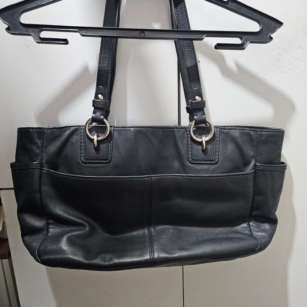 Original Vintage Coach Leather Gallery Tote (Category: Shoulder Bags) located in Makati City. Submitted by primera02 (Listing ID 1416175463, Image 2). Description: ✔️ Original ✔️ Has minor flaws and signs of usage but still very presentable RFS: Not using it anymore.