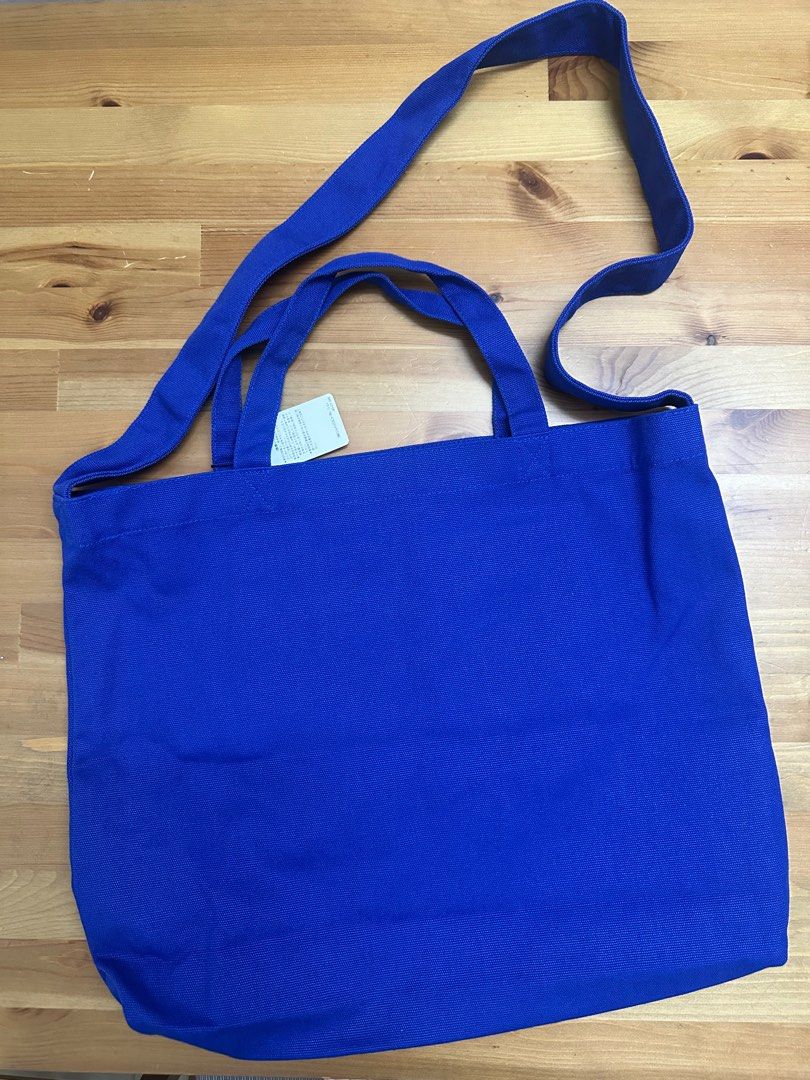 日版Paul Smith多功能帆布袋 男女共用 （分類：Tote Bags）位於 Hong Kong。 由 po_kat 提交（商品編號 1416107916，圖片 2）。簡介： 全新日版Paul Smith Shoulder/tote bag 購自日本 Paul Smith百貨專櫃（有單據） 男女皆宜 可上膊/手挽/斜背 闊約45cm 高約37cm 順豐到付/ 面交 奧運站/港島線/荃灣沿線MTR交收 *不接受以物易物*。