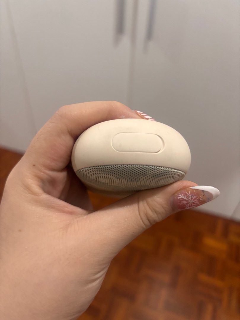 RealMe Bluetooth Speaker (Category: Soundbars, Speakers & Amplifiers) located in Cebu City. Submitted by makeupdontbreakup (Listing ID 1416171866, Image 2). Description: - Compact and portable Bluetooth speaker - Features a mode button - Includes a speaker grill - Rounded design and neutral color - In good working condition - Ideal for listening to music anywhere.