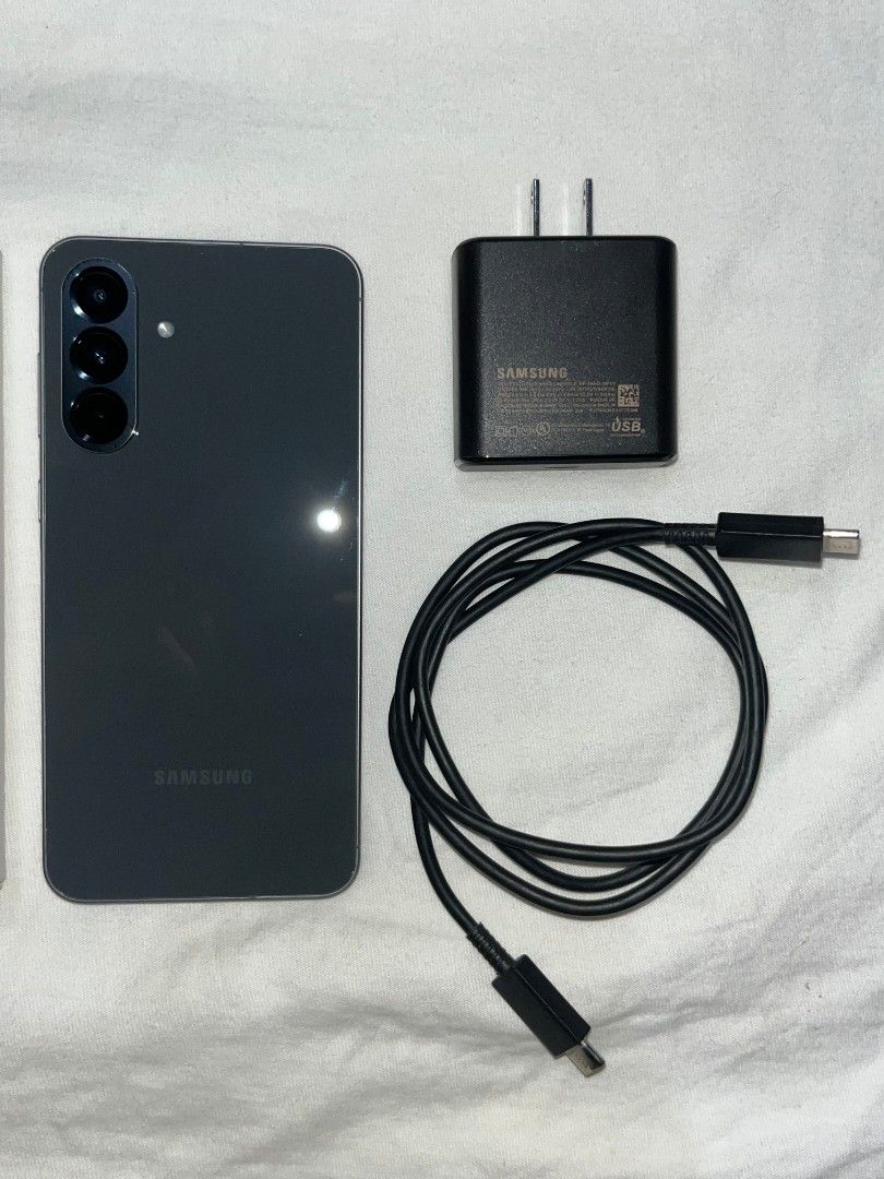 SAMSUNG A56 5G Awesome Graphite 128GB (Category: Samsung) located in Davao. Submitted by wildhearts121 (Listing ID 1416202261, Image 2). Description: Color: Awesome Graphite Inclusion: Original Samsung 45w Super Fast Charger Smart Locked (SMART Simcard only‼️) RFS: Upgrading 5 months old ✅️ Good as new, no flaws/issues. Description 6.7" FHD+ Super AMOLED Display, 120Hz Refresh Rate 50MP Main Camera (OIS, Video HDR) + 12MP UItra Wide + 5MP Macro. 