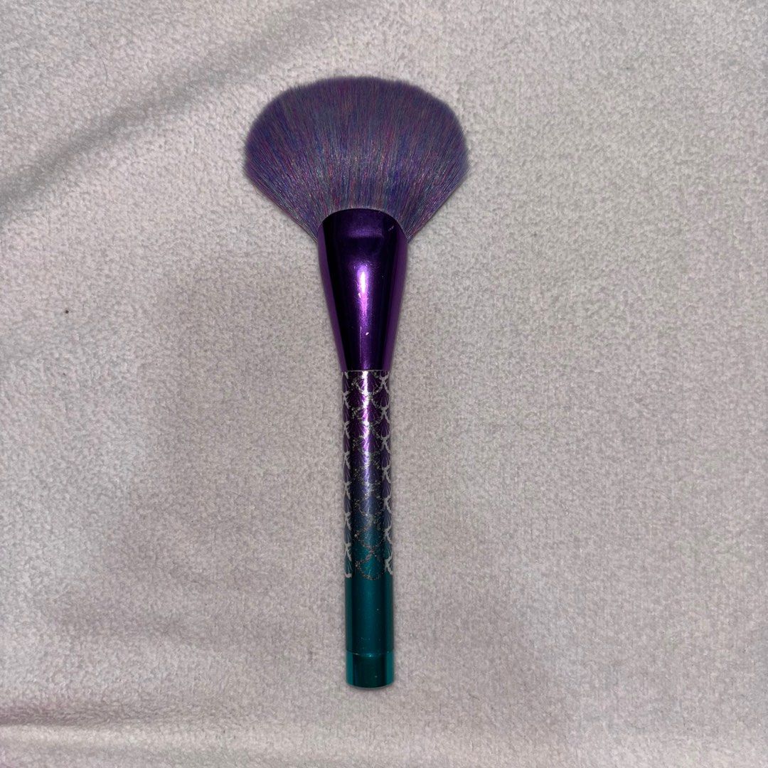 [Freebie] [Flawed] Sephora Ocean Crush Makeup Brush [With Flaws] (Category: Makeup) located in Labo. Submitted by purplestxr (Listing ID 1416171249, Image 1). Description: Brand: Sephora Check second photo for the flaws No tusok-tusok feels must buy at least 2 items afterwards, make an offer here.
