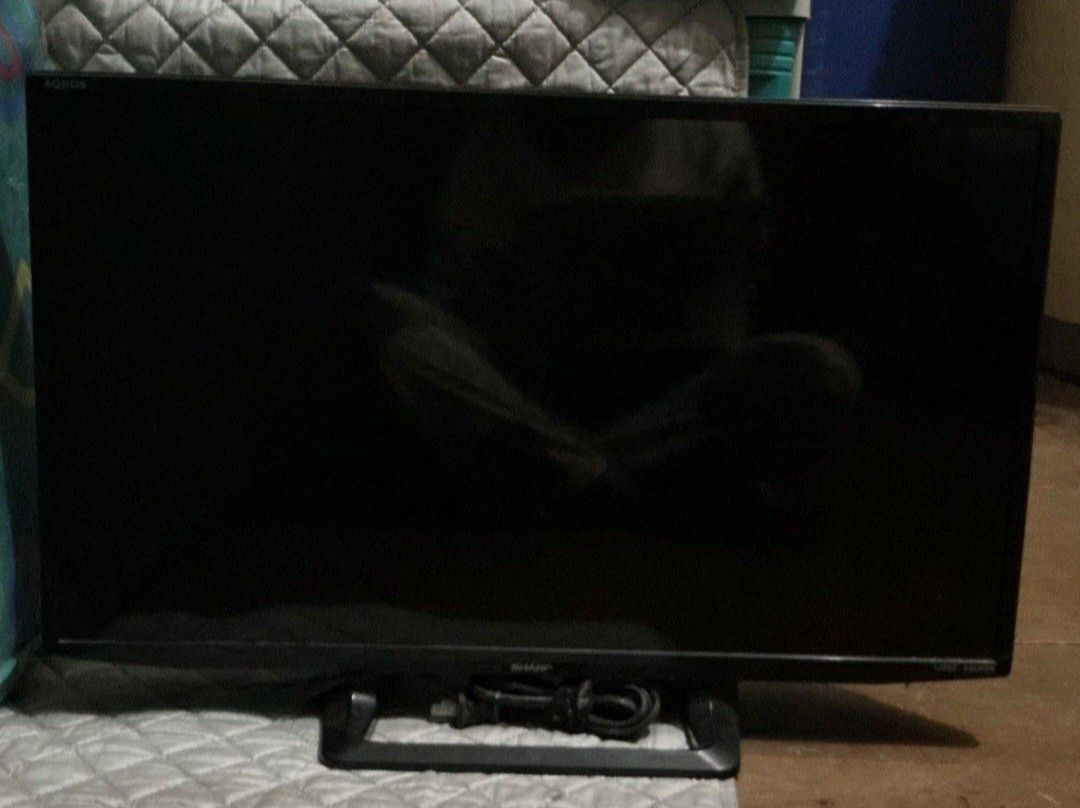 SHARP LC-24LE175M LED TV (Category: TV) located in Quezon City. Submitted by se7enst4rs (Listing ID 1416169862, Image 1). Description: RFS: we barely use it and I also need funds. we bought it on 2017 and has stopped using it on 2022 it doesn’t have any issues, only flaws. M.O.P: GCash M.O.D: Lalamove or meet up SM FAIRVIEW - Sharp LC-24LE175M LED TV - Includes TV and remote control - Working condition - Input options: TV, INPUT1, INPUT2, USB - S