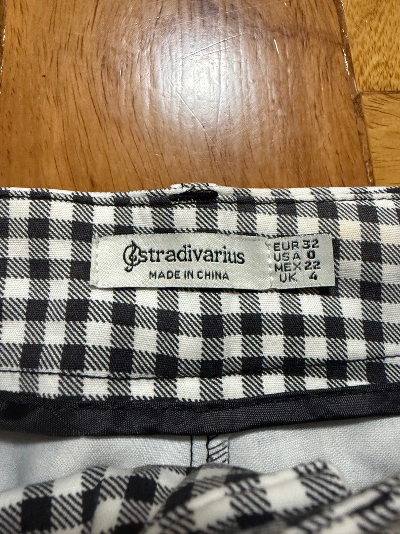 Stradivarius black and white plaid mini shorts (Category: Shorts) located in Tarlac. Submitted by elroy3 (Listing ID 1416032479, Image 3). Description: .