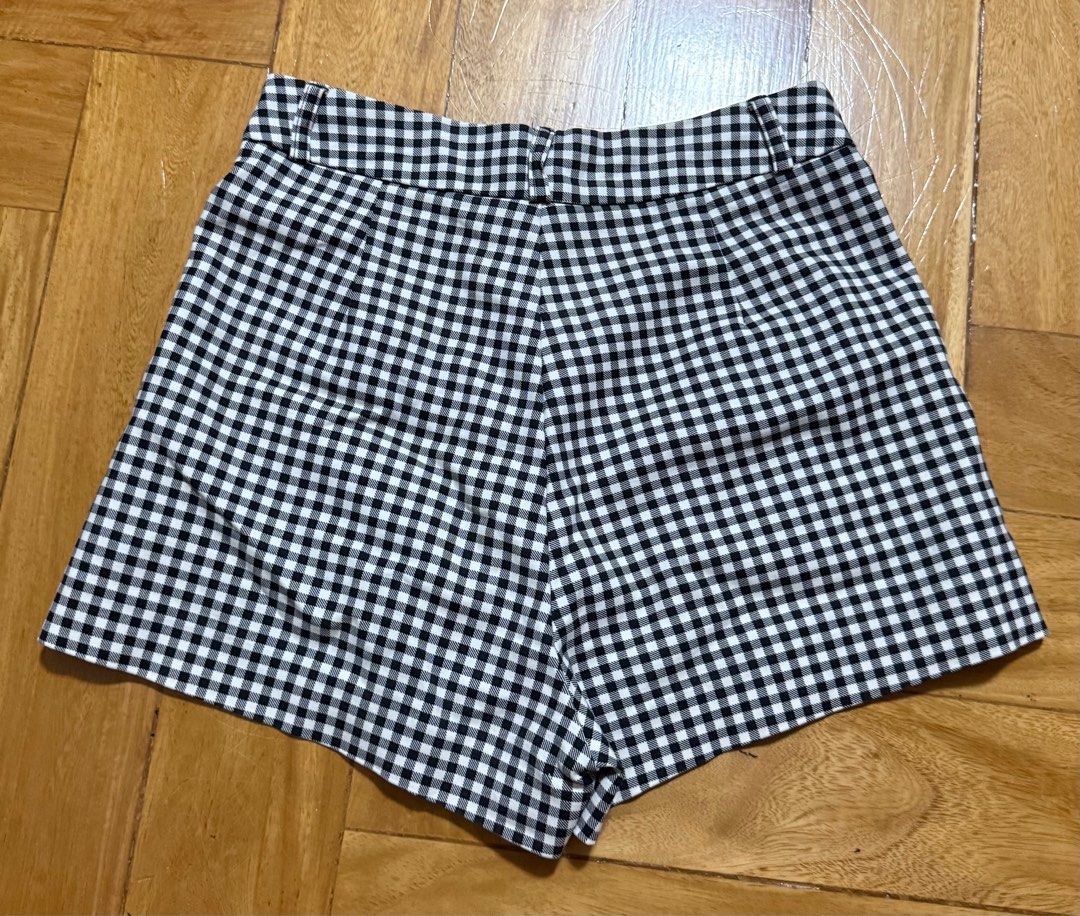 Stradivarius black and white plaid mini shorts (Category: Shorts) located in Tarlac. Submitted by elroy3 (Listing ID 1416032479, Image 2). Description: .