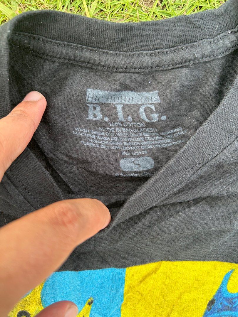 The Notorious B.I.G. Graphic Tee - Size S (Category: Tshirts & Polo Shirts ) located in Bais. Submitted by juans_thrift (Listing ID 1416090716, Image 3). Description: Biggie Price: 200💸 📌Dimes: 18.5 x 26.5 📌Size: Small 📌Condition: 9.8 📌Colorate: 9.8 📌Issue: Minimal Hairline cracks.